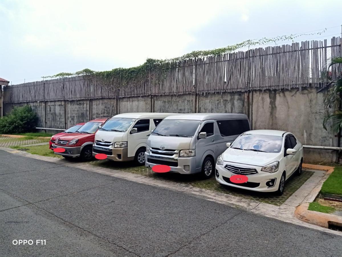 The Beacon Makati Staycation Suites Manila Esterno foto