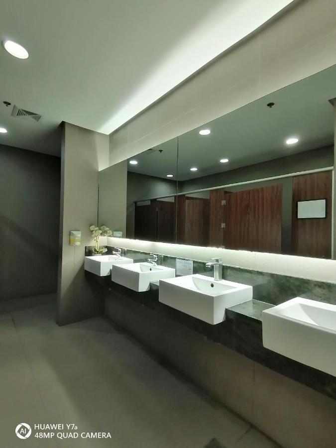 The Beacon Makati Staycation Suites Manila Esterno foto